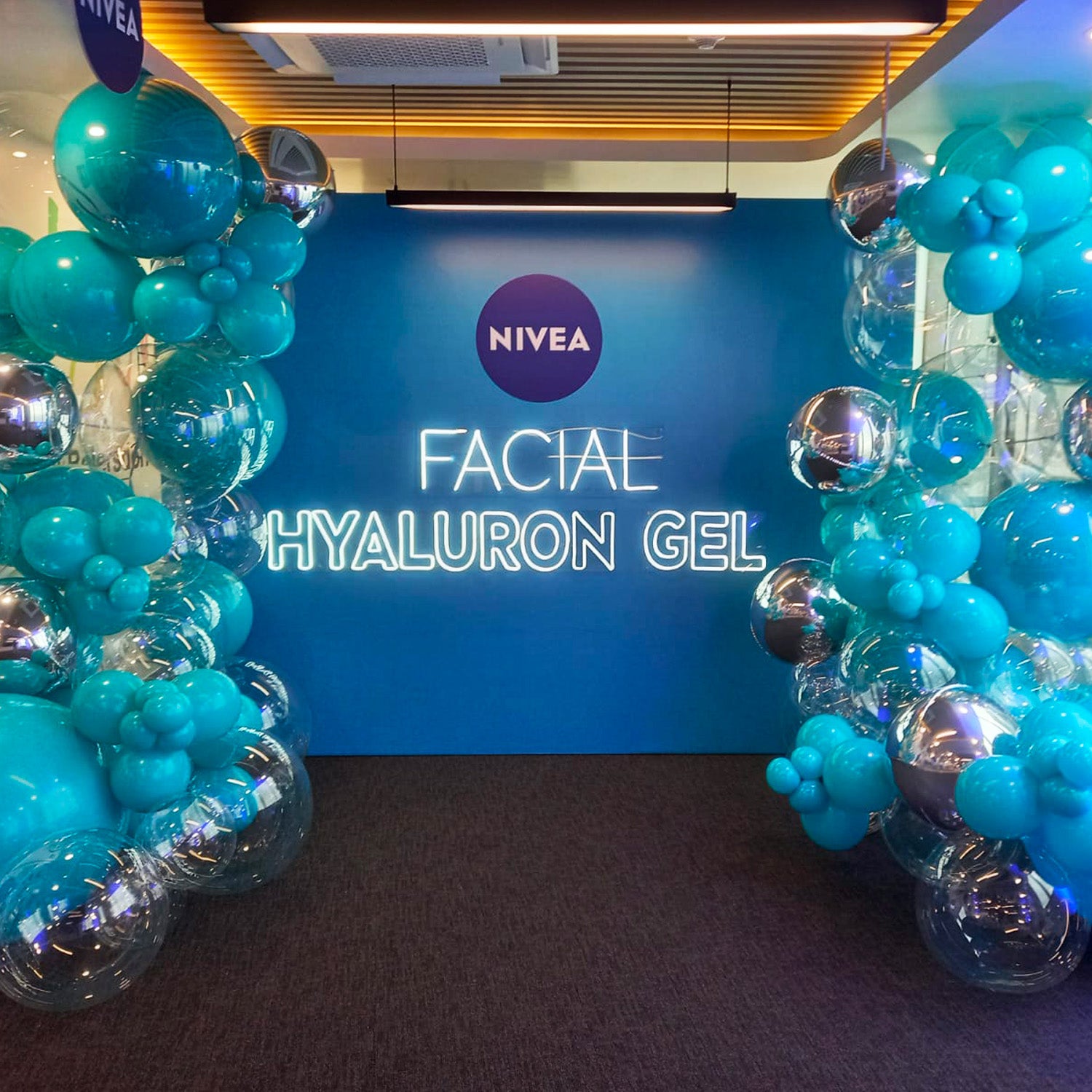 Globos decorando una activación de Nivea