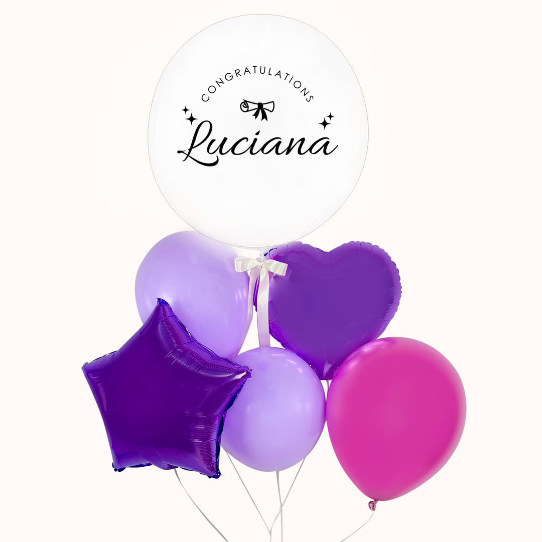 Hermoso bouquet de globos lila y morado, ideal para desear un ¡congratulations! por graduación. Incluye globo burbuja personalizada, globos metálicos y globos de látex, inflados con helio 100% puro. ¡Haz que cada momento sea único con Globilandia!