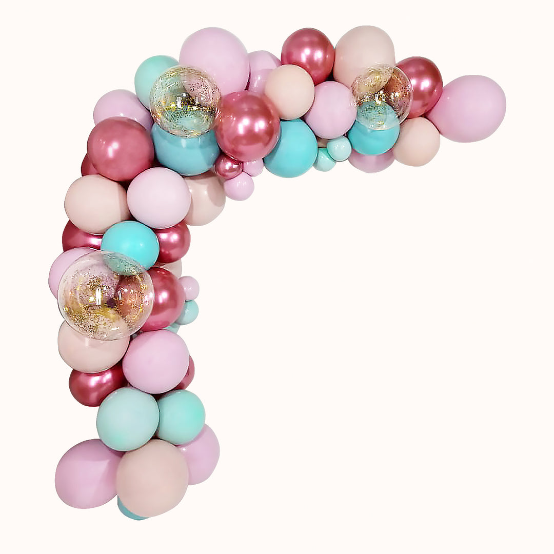 Arco orgánico elaborado con globos de látex, burbujas y globos metálicos, ideal para decorar paredes o muros y realzar la entrada a eventos. Precio por metro lineal, colores a elegir y no incluye instalación.