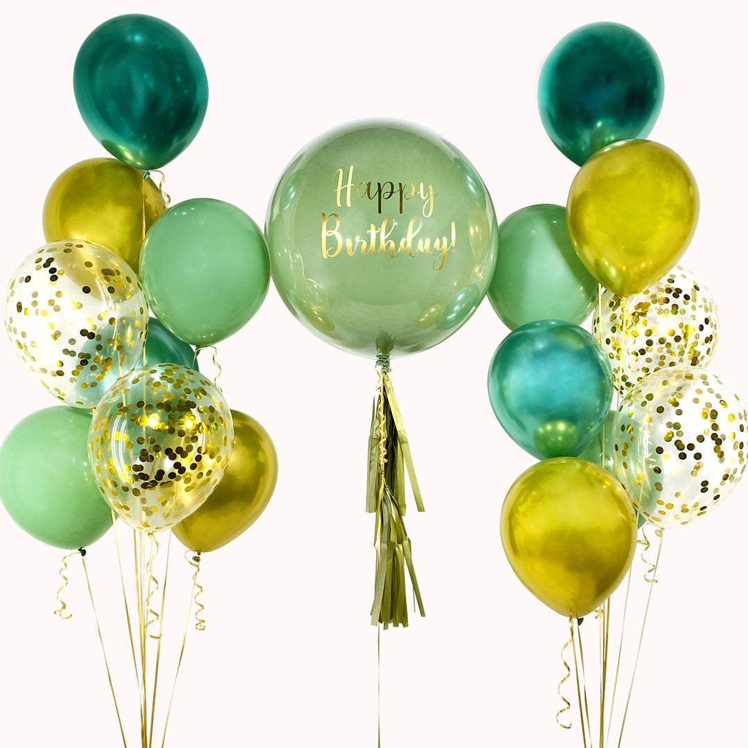 Bouquet grande de 17 globos inflados con helio puro: 1 globo burbuja con globo en su interior, 6 globos de látex cromados y 4 globos de látex con confeti. Arreglo en tonos verde y dorado, ideal para celebrar cumpleaños o cualquier evento especial.