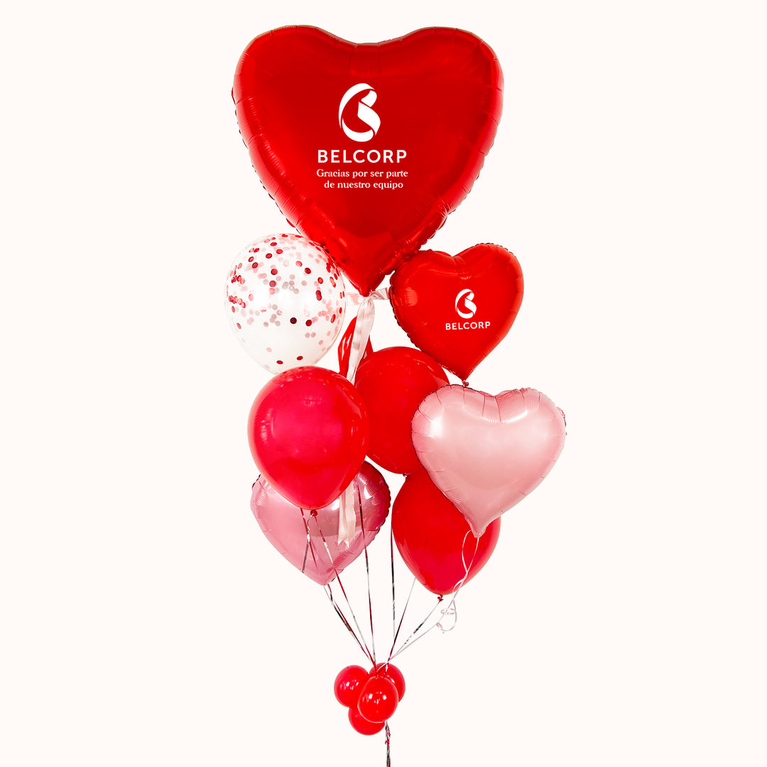 Arreglo corporativo de globos para San Valentín: Bouquet de globos con helio, arreglo corporativo. Bouquet de 8 globos: 1 globo metálico corazón grande, 3 globos metálicos en forma de corazón, 3 globos látex y 1 globo látex con confetti. Para campaña de San Valentín.