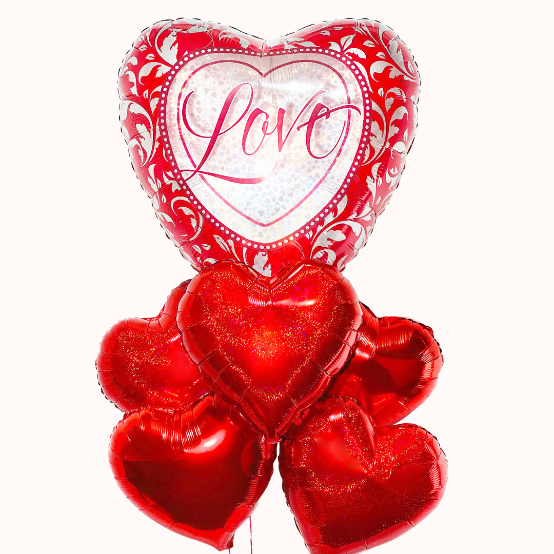 Bouquet de globos de helio con globo corazón 'Love' con diseño flores plateado y rojo y 5 globos de corazón metálicos rojos para San Valentín y aniversarios de boda.