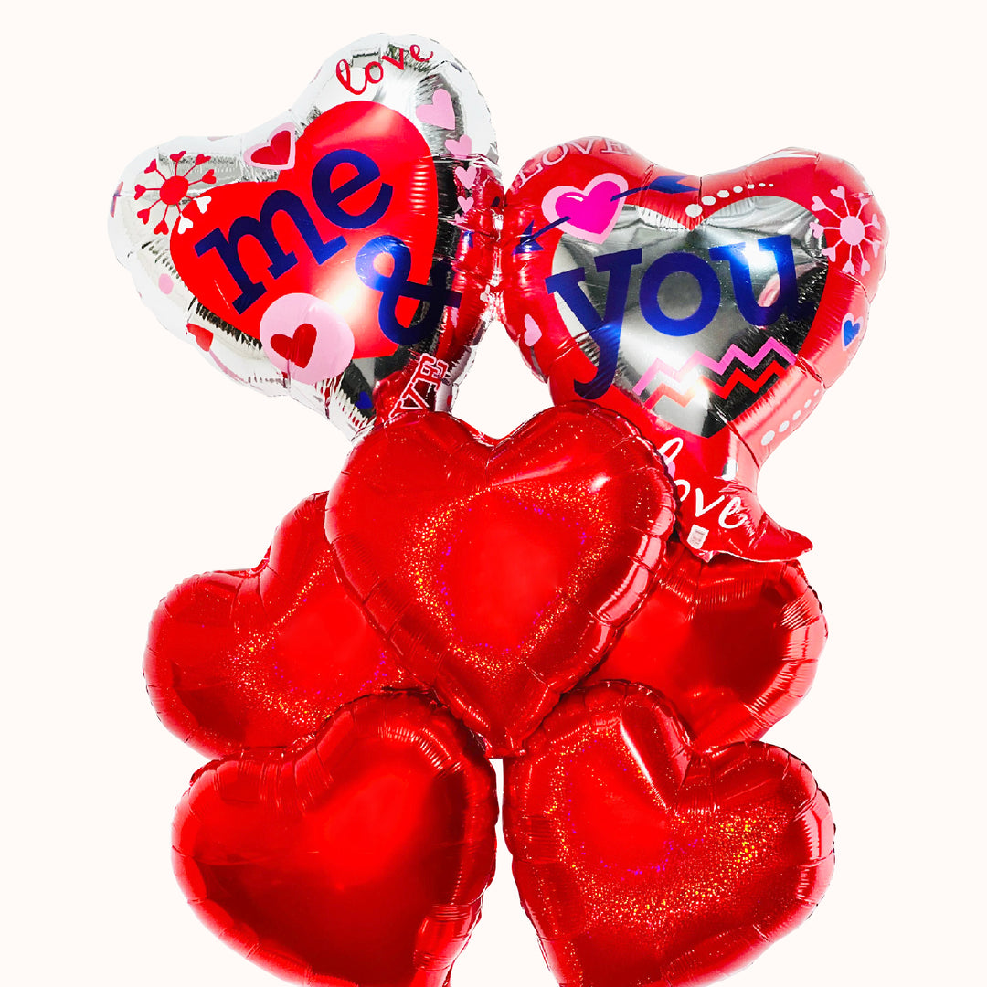 Bouquet de globos de amor: globos metálicos inflados con helio, con globo principal 'Tú y yo', acompañado de 5 hermosos globos en forma de corazón color rojo, también inflados con helio. Regalo para San Valentín y aniversarios de pareja.