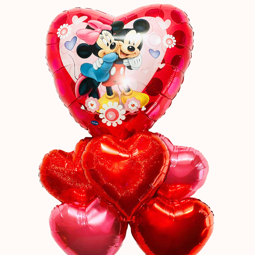 Bouquet de globos metálicos con diseño de Minnie y Mickey en un corazón grande, acompañado de 5 globos en forma de corazón en tonos rojo y rosado. Detalle para San Valentín o cualquier ocasión romántica. Detalles para parejas.