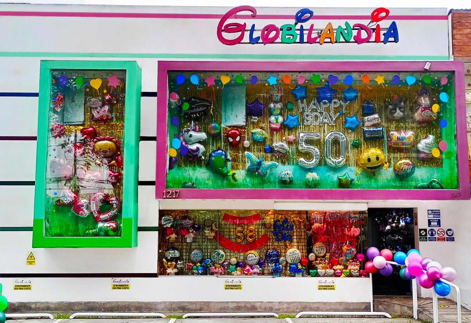 Foto de la fachada de la tienda de Globilandia en la Avenida Benavides