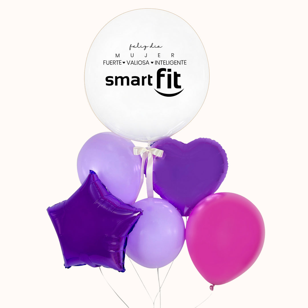 Arreglo de globos corporativo para la campaña del Día de la Mujer que incluye 1 globo burbuja transparente personalizado con logo, 1 globo metálico en forma de corazón y 1 globo metálico en forma de estrella, ideal para activaciones de marca, obsequios empresariales y eventos corporativos.