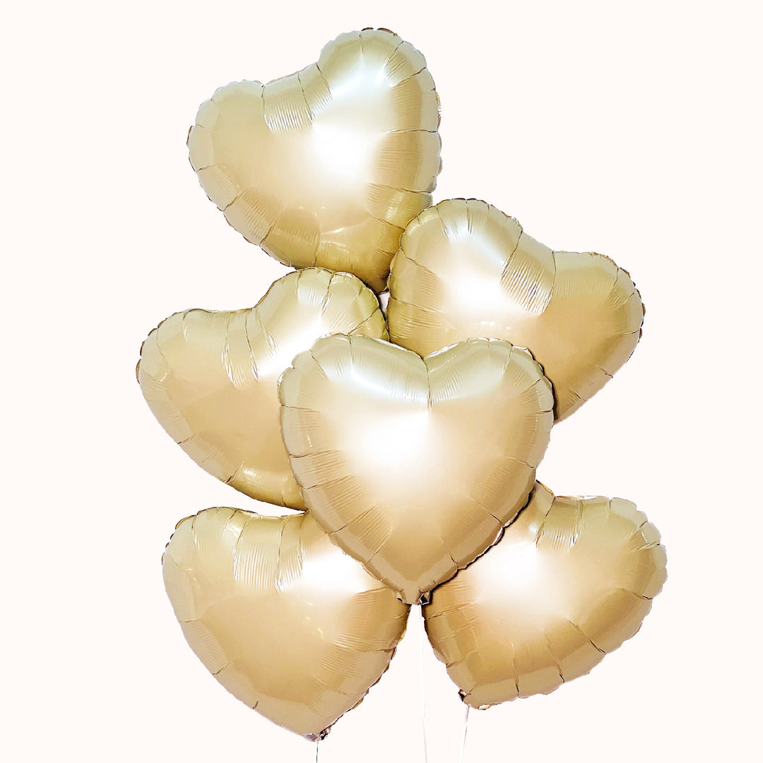 Ramo de 6 globos metálicos en forma de corazón de color beige/Ivory brillante, inflado con helio. ideal para regalar en San Valentín día del amor y la amistad
