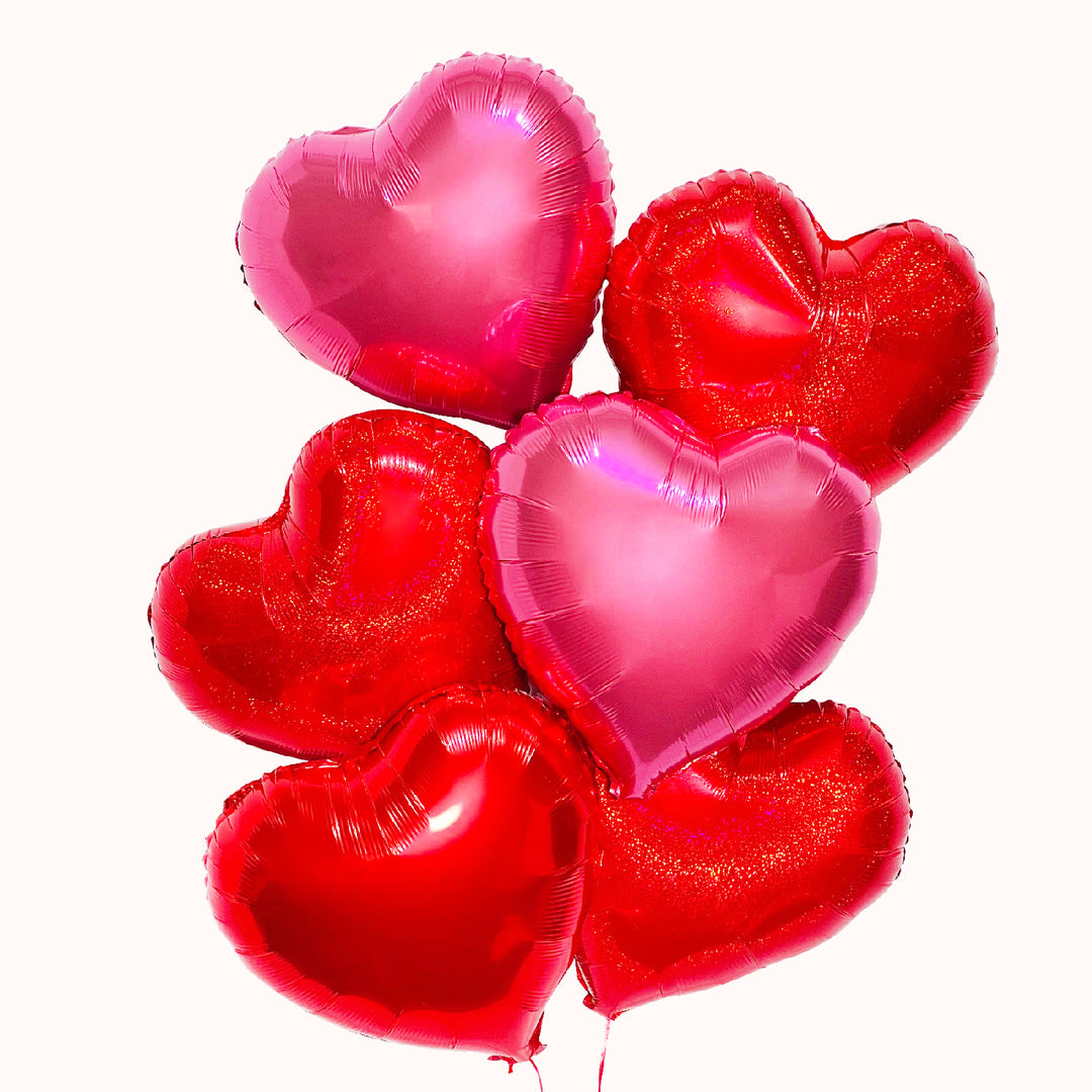 Bouquet de globos corazón metálicos con helio; 4 en tono rojo y 2 en tono rosado. para sorprender en San valentin o cualquier ocasión romántica.