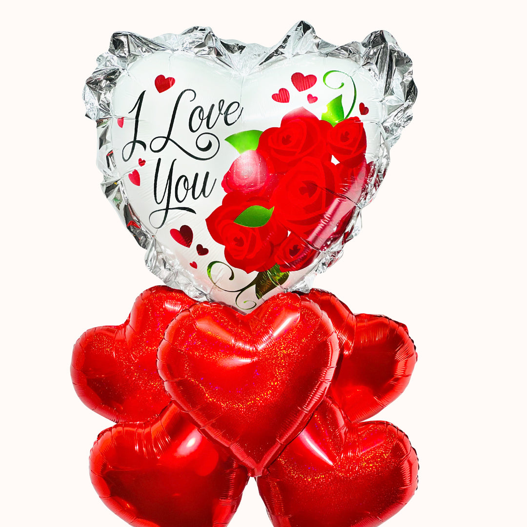 Arreglo de globos para sorprende en lima: Bouquet de globos metálicos inflados con helio que incluye un globo grande en forma de corazón con ramo de rosas, acompañado de 5 globos metálicos en forma de corazón en tono rojo. Detalle para San Valentín, aniversario u otra fecha especial.