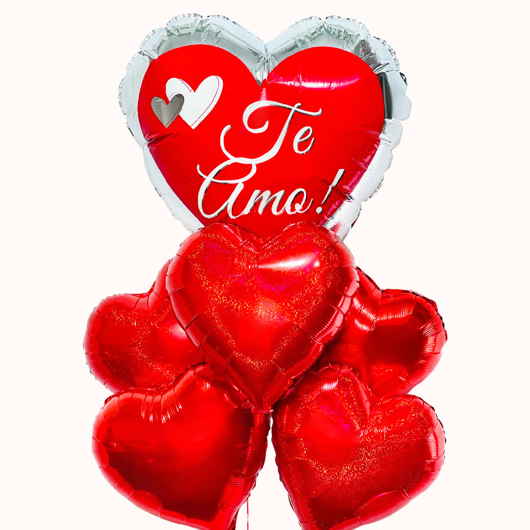 Bouquet de globos con un globo grande impreso 'Te amo', acompañado de 5 globos metálicos en forma de corazón en tono rojo. Detalle para regalo de San Valentín, aniversario u otra ocasión romántica.