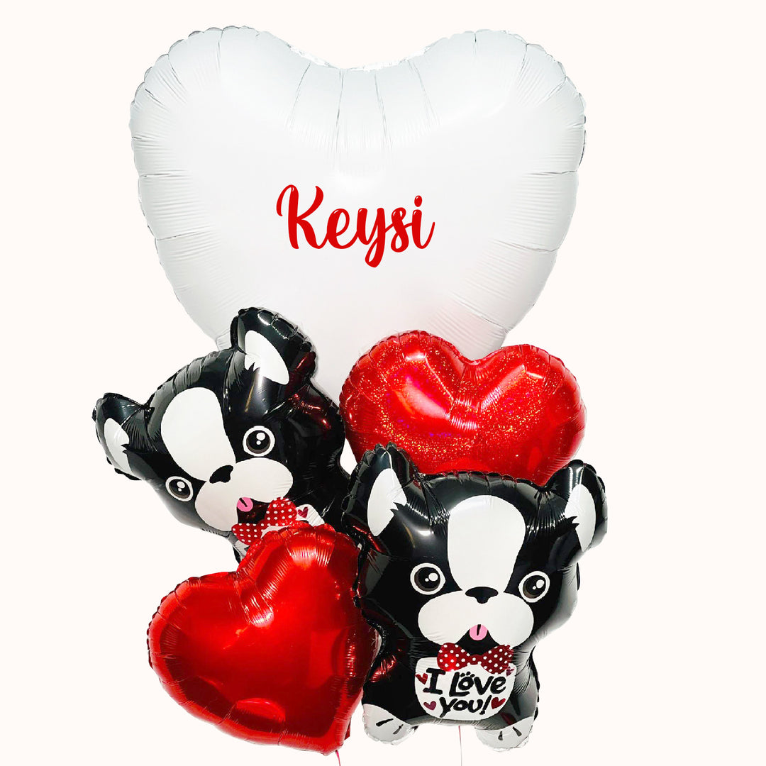 Bouquet de globos metálicos que incluye un globo grande blanco personalizado, 2 globos con diseño de perrito bulldogs franceses y 2 globos en forma de corazón, todos inflados con helio. Un detalle para regalo de San Valentín o aniversarios.