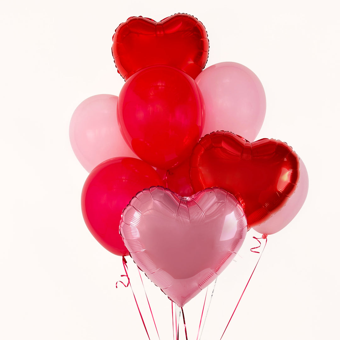 Ramo de globos en tonos rojos y rosados. El arreglo de globos está inflado con helio 100% puro e incluye un 3 globos metálico en forma de corazón y 6 globos látex. Para regalar en San Valentín o cualquier ocasión especial de aniversario. Regala amor de una manera romántica