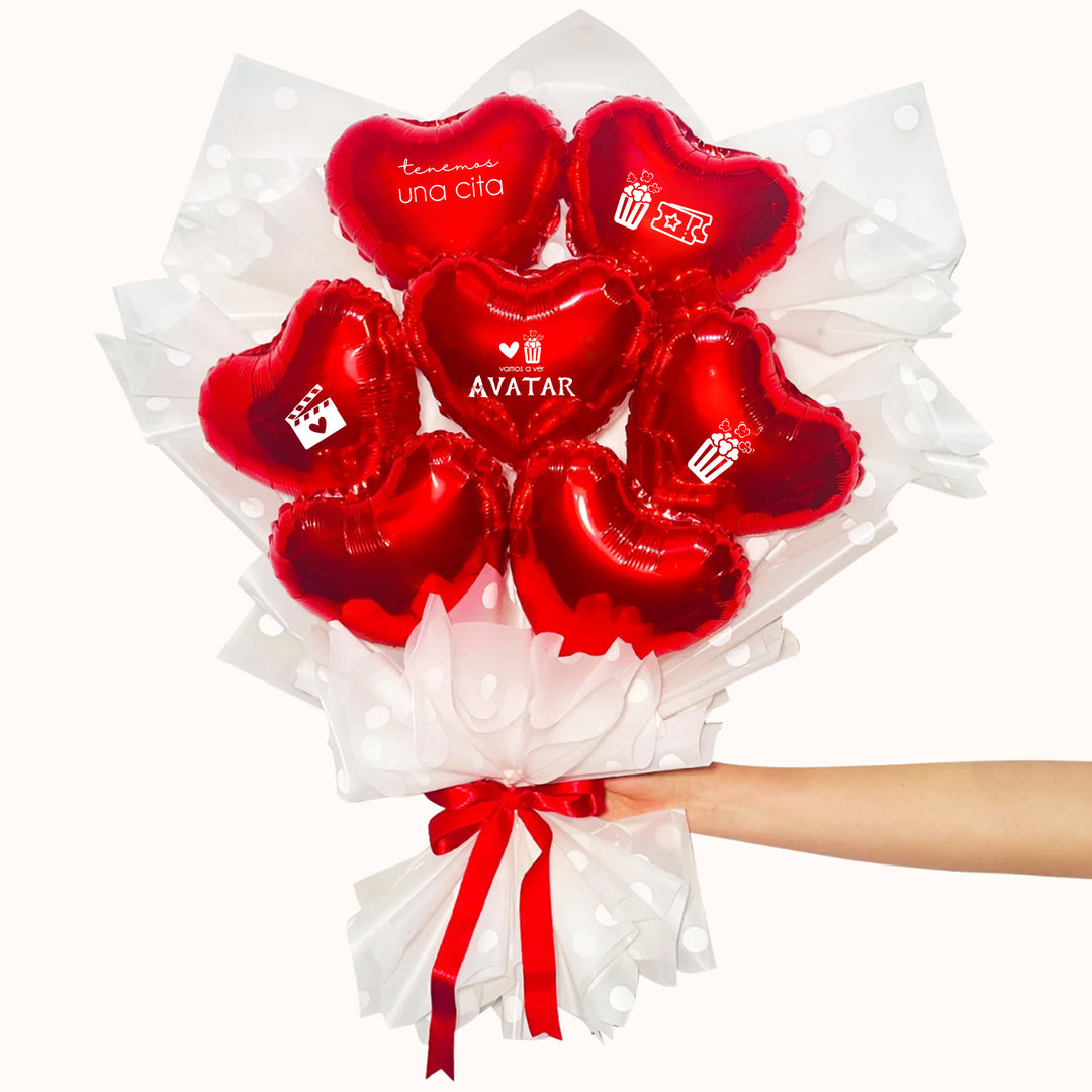 Ramo de globos metálicos en forma de corazón color rojo con mensajes de avatar alusivo a cine y película, envuelto en papel coreano decorativo colo blanco.