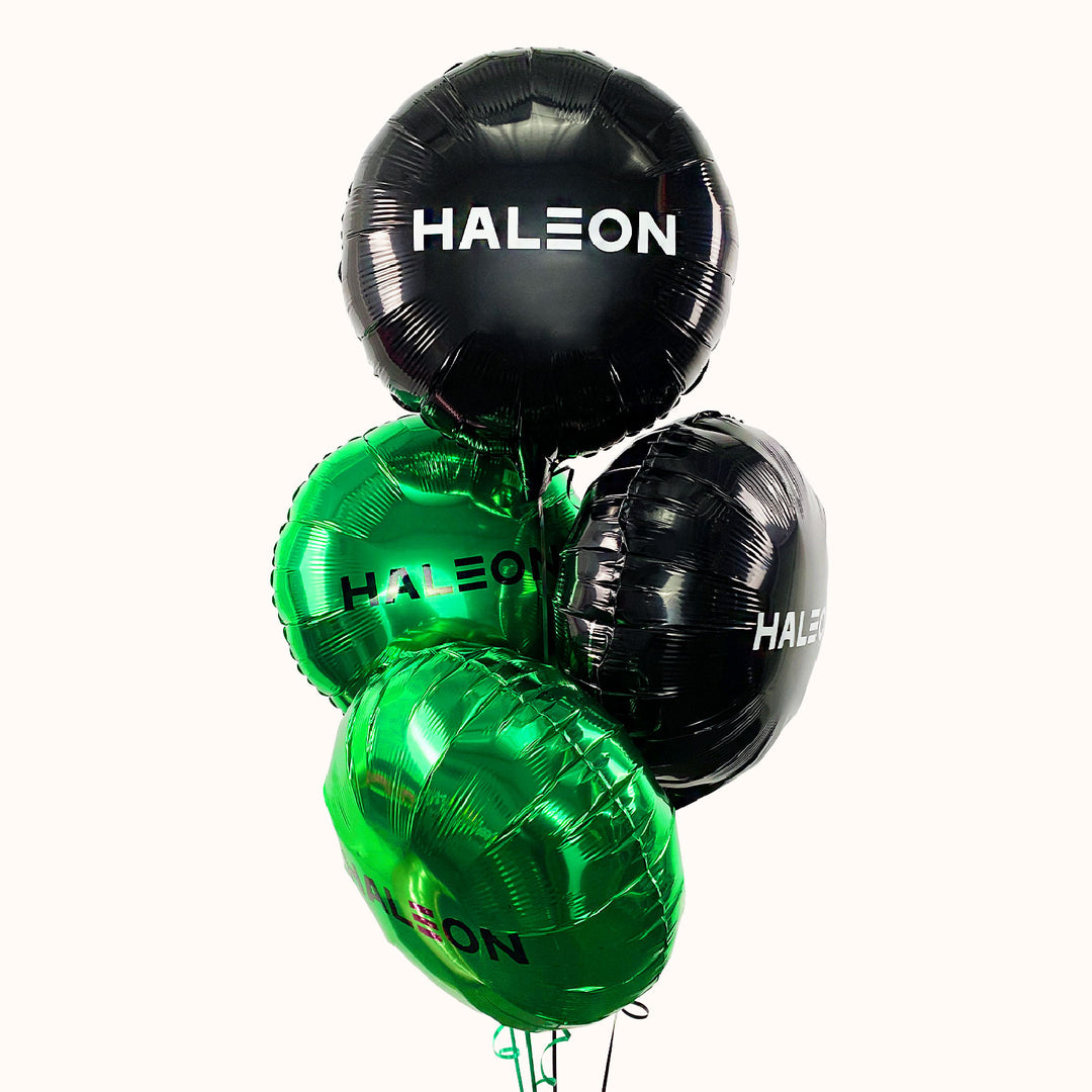 Bouquet de globos metálicos circulares, personalizados con logo empresarial e inflados con helio. Utilizamos helio 100 % puro y priorizamos tu seguridad. Ideal para eventos y aniversarios empresariales.