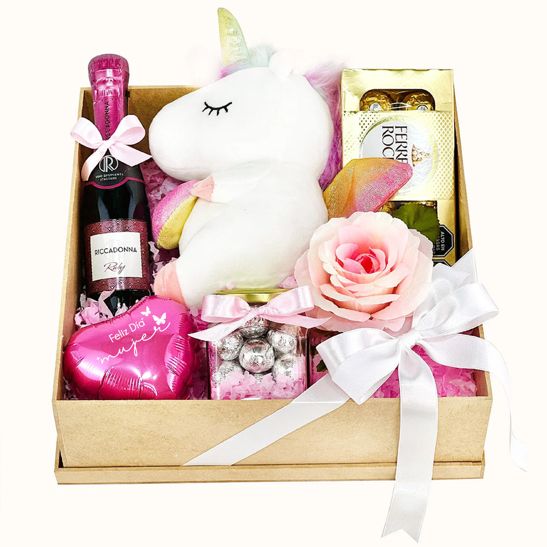 Arreglo para el Día de la Mujer  en caja de madera cuadrada con:  rosas decorativas artificiales, 1 peluche unicornio pequeño, 1 caja de Ferrero Rocher (8 unidades), globito corazón decorativo, 1 jar de chocolates, 1 botella de Riccadonna Ruby de 200 ml .Ideal para obsequios.