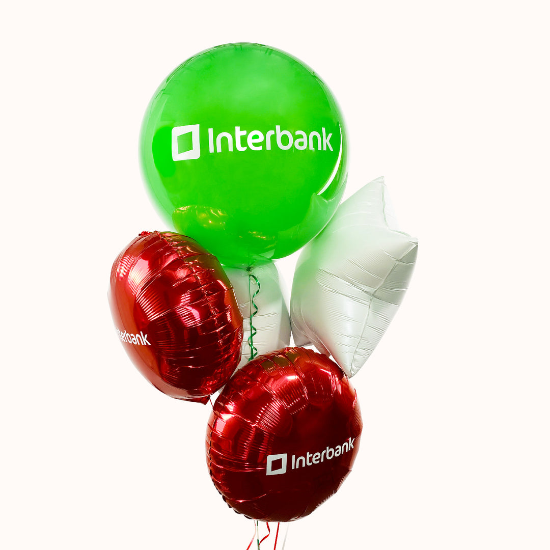 Arreglo con globo burbuja con globo interior, 2 globos metálicos en forma de estrella y 2 globos circulares, todos personalizados con tu logo. Ideal como globo empresarial.
