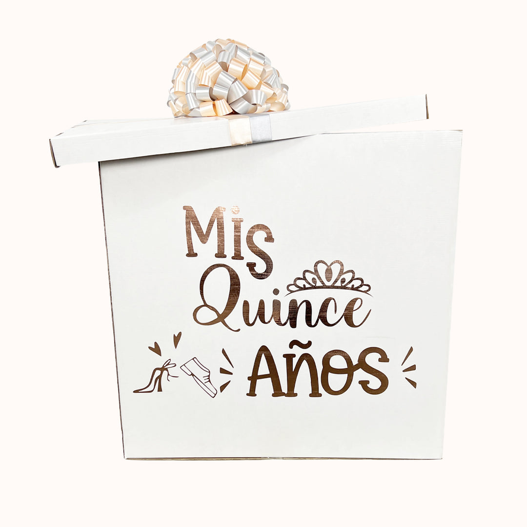 Caja sorpresa vacia decorada mis quince años en color blanca con tapa decorada con mozo de cinta de agua.