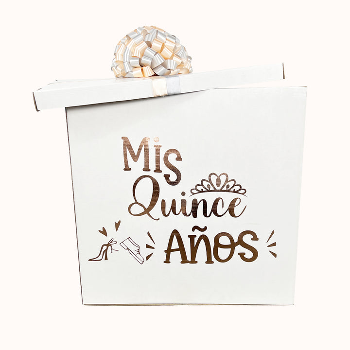 Caja sorpresa vacia decorada mis quince años en color blanca con tapa decorada con mozo de cinta de agua.