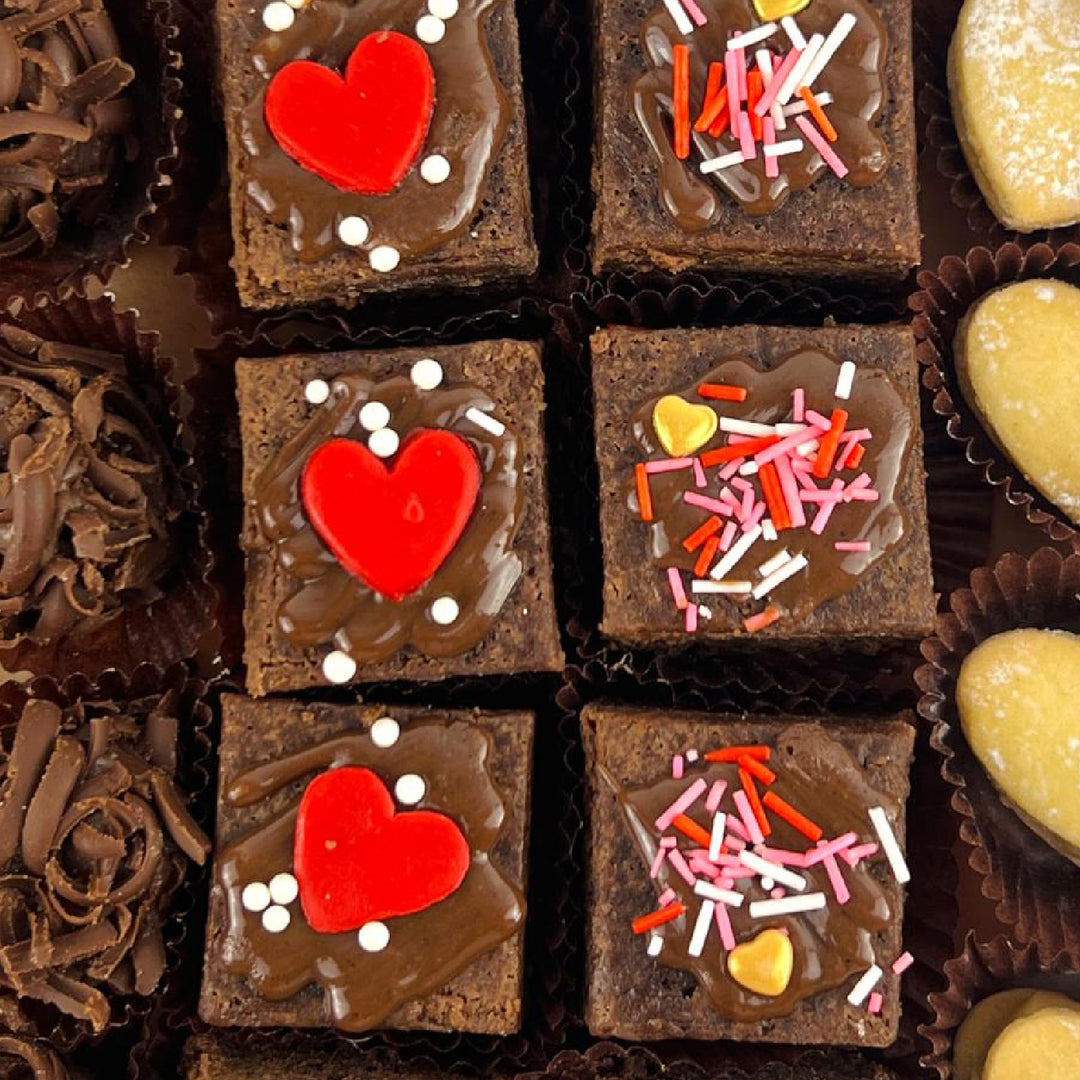 Surtido mini trufas, brownies y alfajores de corazón para regalo de amor