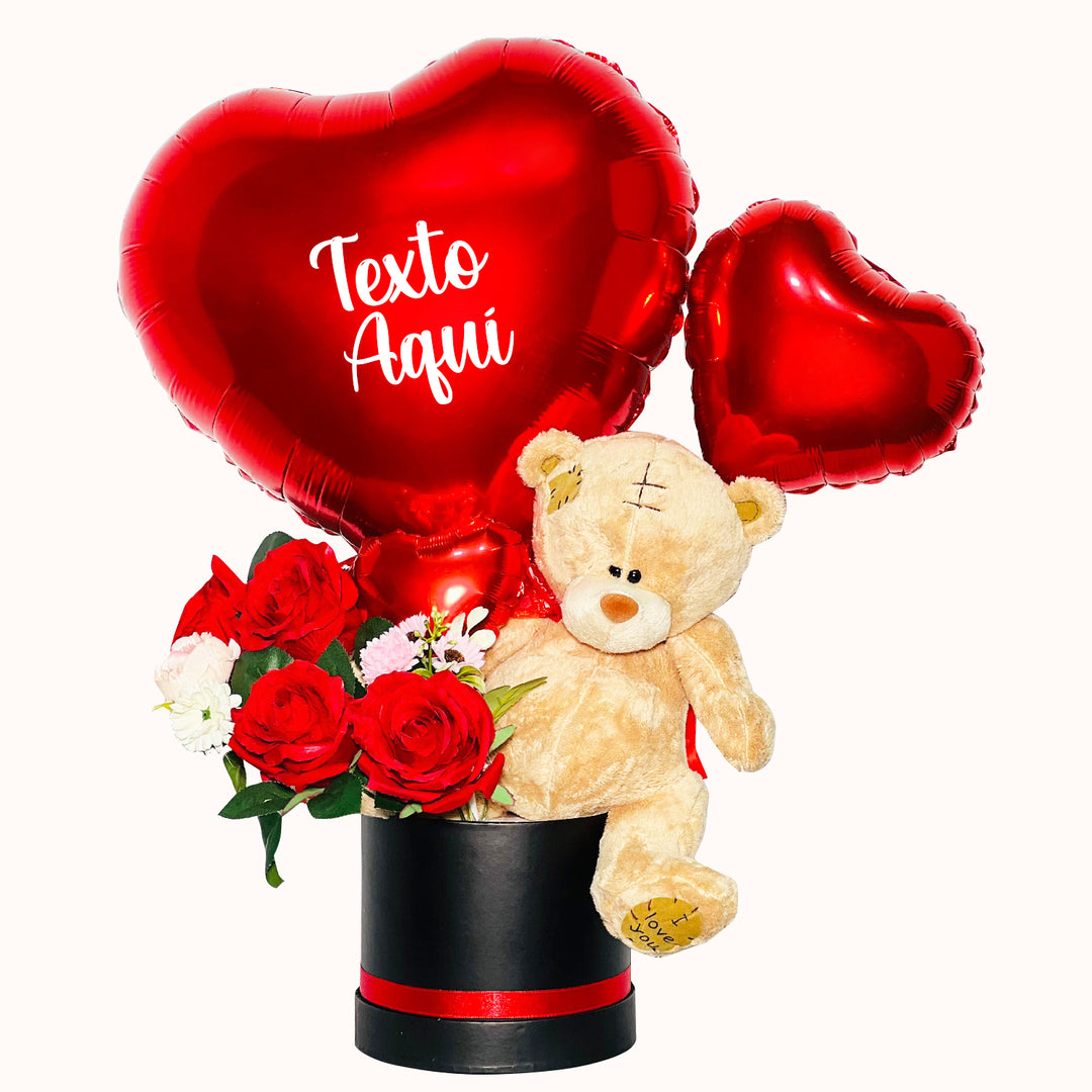 Caja de regalo para San Valentin y aniversario: gift box con oso grande y corazón rojo personalizado, acompañado de rosas artificiales decorativas sobre una base circular satinada en tono negro. Un detalle para regalar en San Valentín y mesario de parejas.
