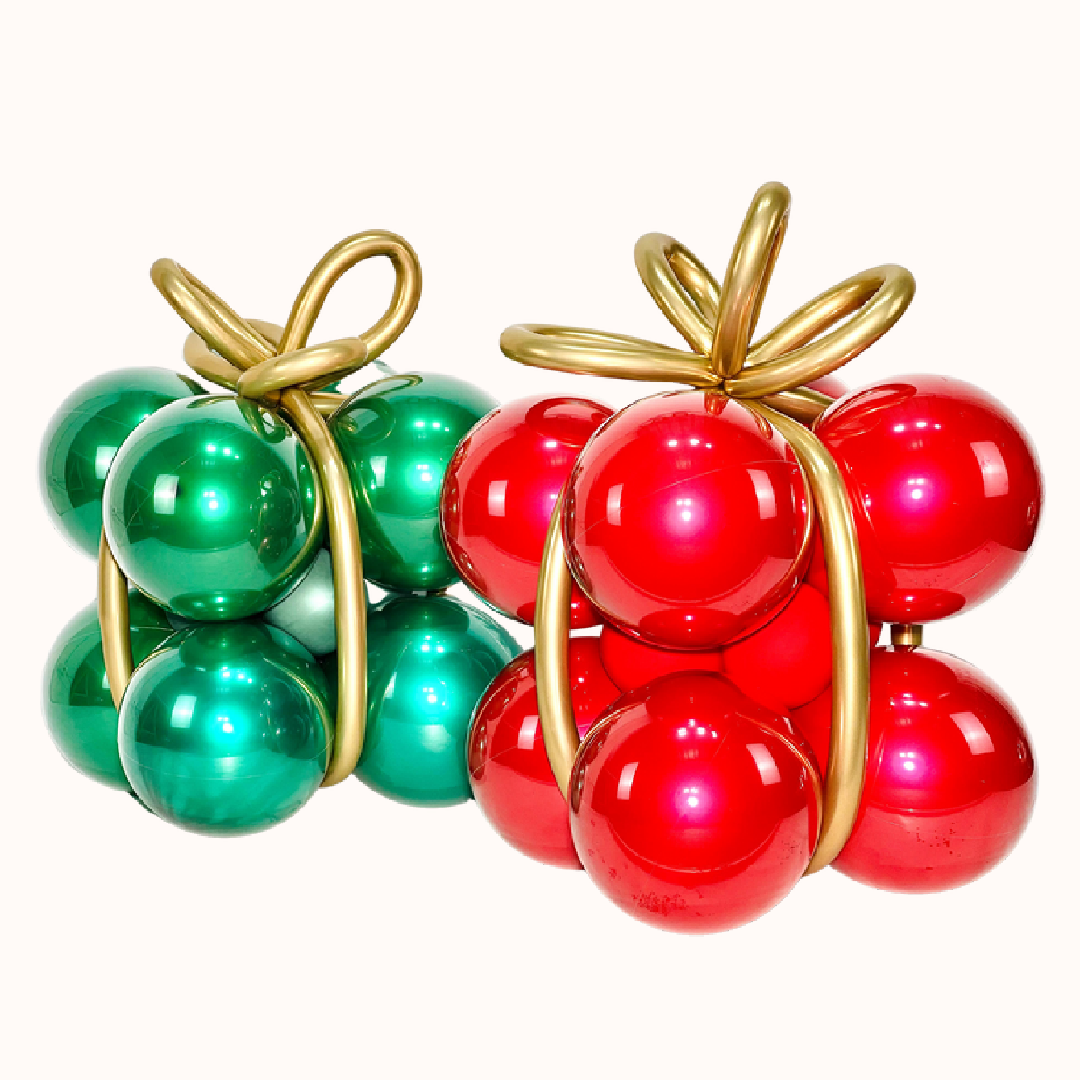 Dúo de cajas de regalo realizadas con globos de látex y esferas. Ideal para decorar el pie del árbol o cualquier espacio como decoración navideña corporativa.