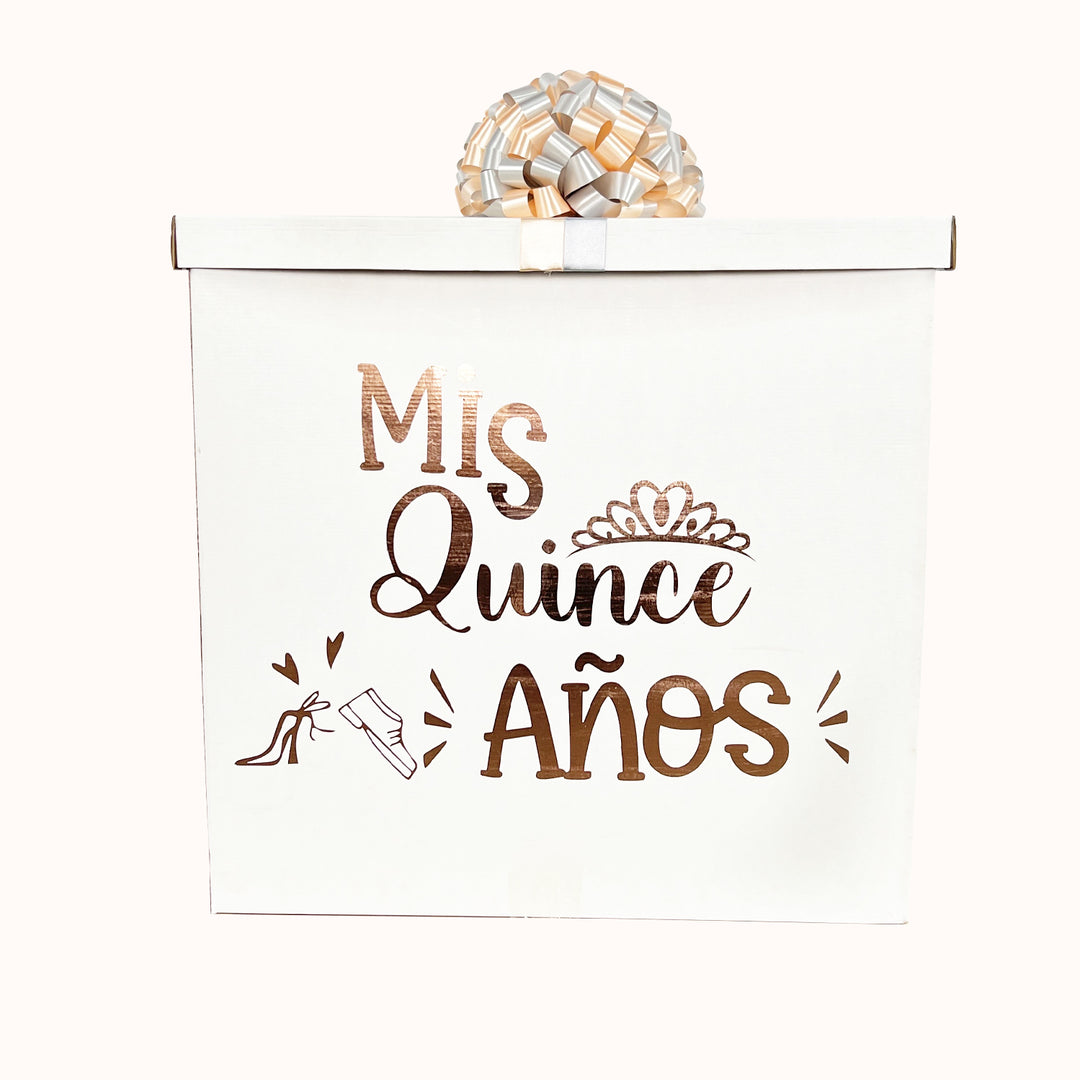 Caja sorpresa para 15 años, personalizada con la frase “Mis Quince Años”, decorada con moño de cinta de agua. Medida: 70 cm × 70 cm.