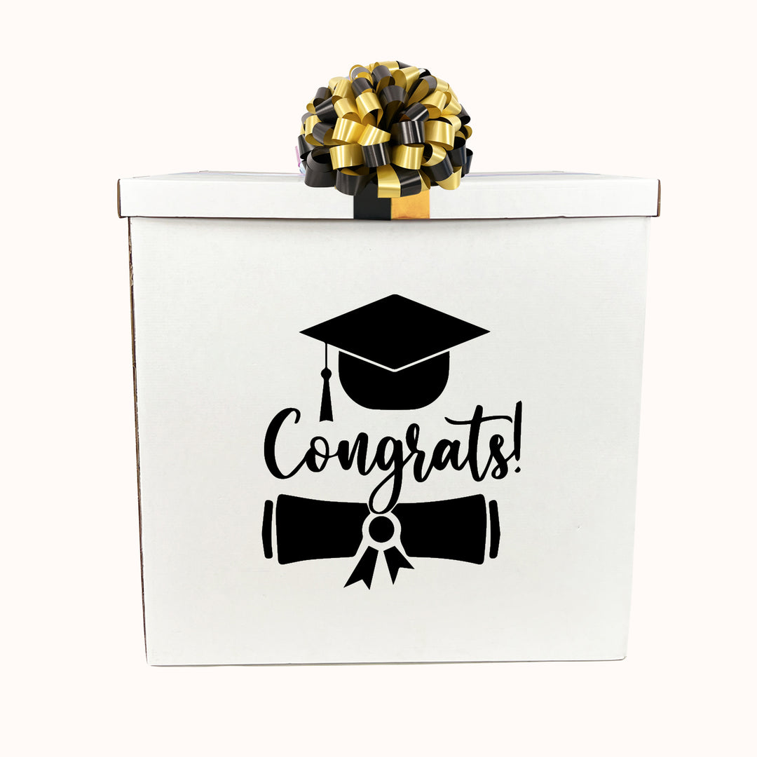 Caja blanca cuadrada de 70 cm × 70 cm, personalizada y decorada con birrete, mensaje “Congrats” y diploma. Ideal para sorprender al recién graduado