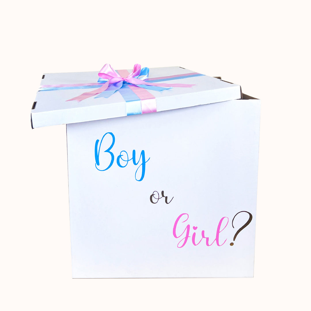 Caja sorpresa blanca para revelación de sexo, personalizada con la frase “Boy or Girl” en tonos celeste y rosado.