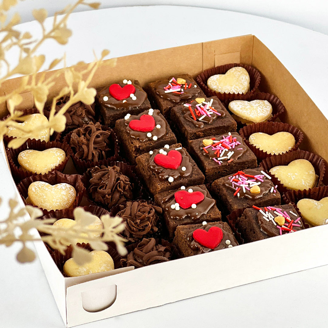 Caja gourmet  5 Mini Trufas de Chocolates,10 Mini Brownies,10 Mini Alfajores en Corazón para San Valentín, día del amor y la amistad o cualquier ocasión especial.