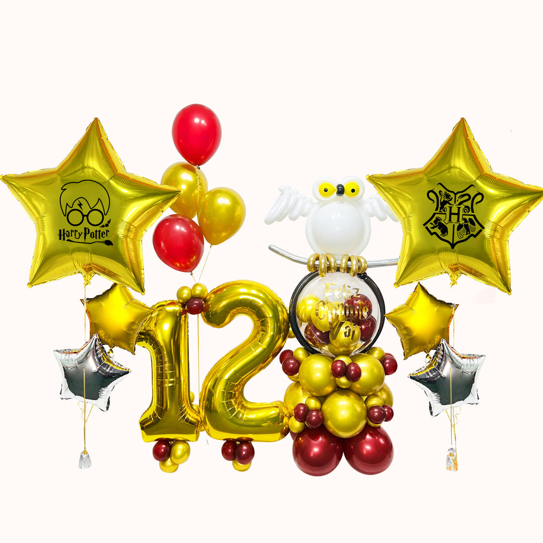 Decoración temática de Harry Potter que consta de un mural burbuja con lechuza de globos, 2 globos con números en helio con base de globos, y 2 bouquets de globos metálicos que incluyen 2 estrellas grandes personalizadas y 2 estrellas medianas. Además, se complementa con un bouquet de 4 globos látex. Ideal para cumpleaños y celebraciones mágicas.