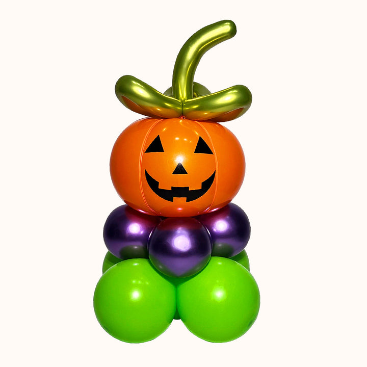 Decoración pequeña para Halloween con 1 globo de calabaza y una base de globos de látex. Es un arreglo compacto y muy vistoso. Ideal para esquinas de fiesta, centro de mesas, vitrinas de tienda y eventos. 