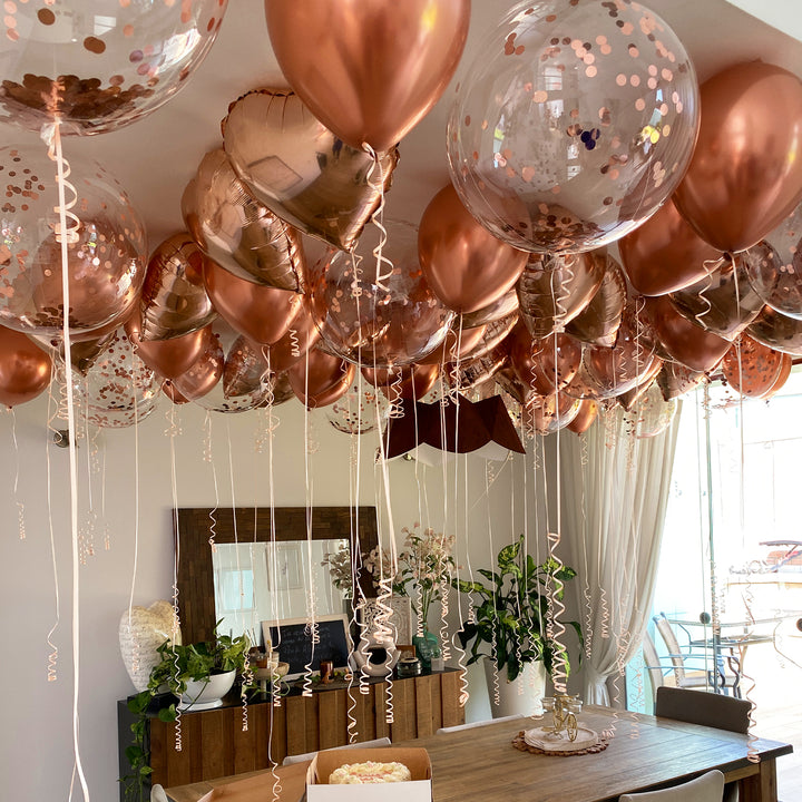 Decoración de techo con 18 globos de helio: 6 globos burbuja, 6 metálicos corazón/estrella y 6 globos de látex con cintas colgantes para eventos