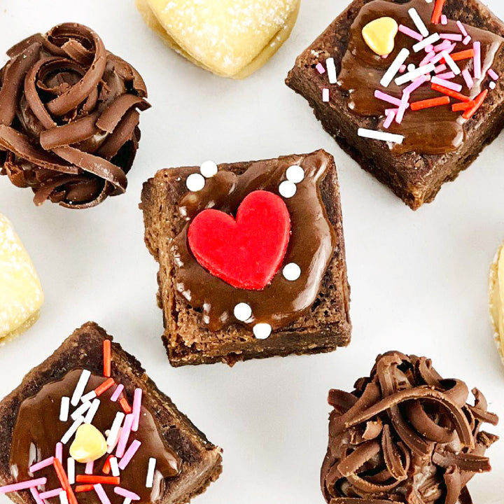 Box de repostería fina con trufas de chocolate, mini brownies y alfajores en forma de corazón para sorprender.