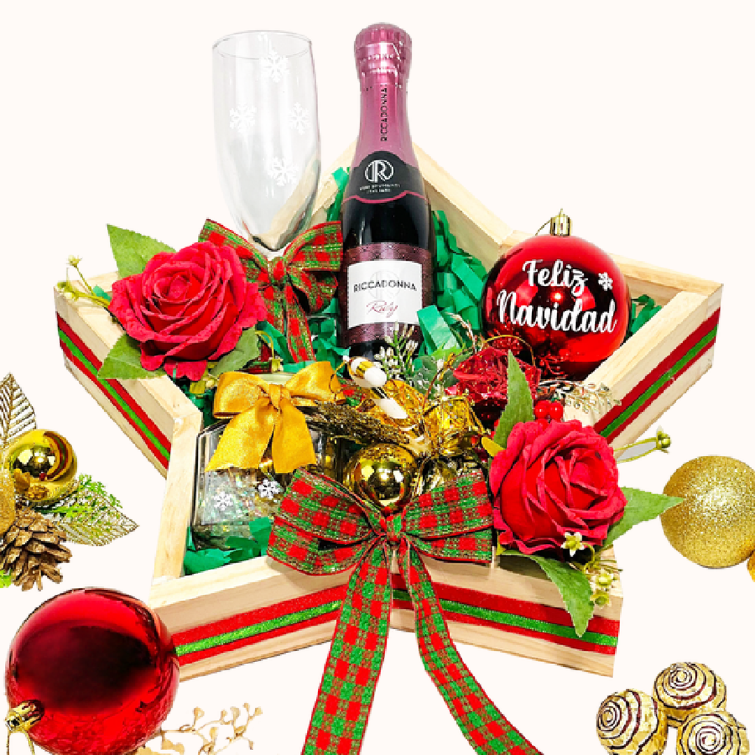 Gift box con base de pino en forma de estrella, decorada con adornos navideños. Incluye botella de Riccadonna de 200 ml y frasco con chocolates y caramelos. Ideal para sorprender en Navidad a tus clientes y colaboradores.