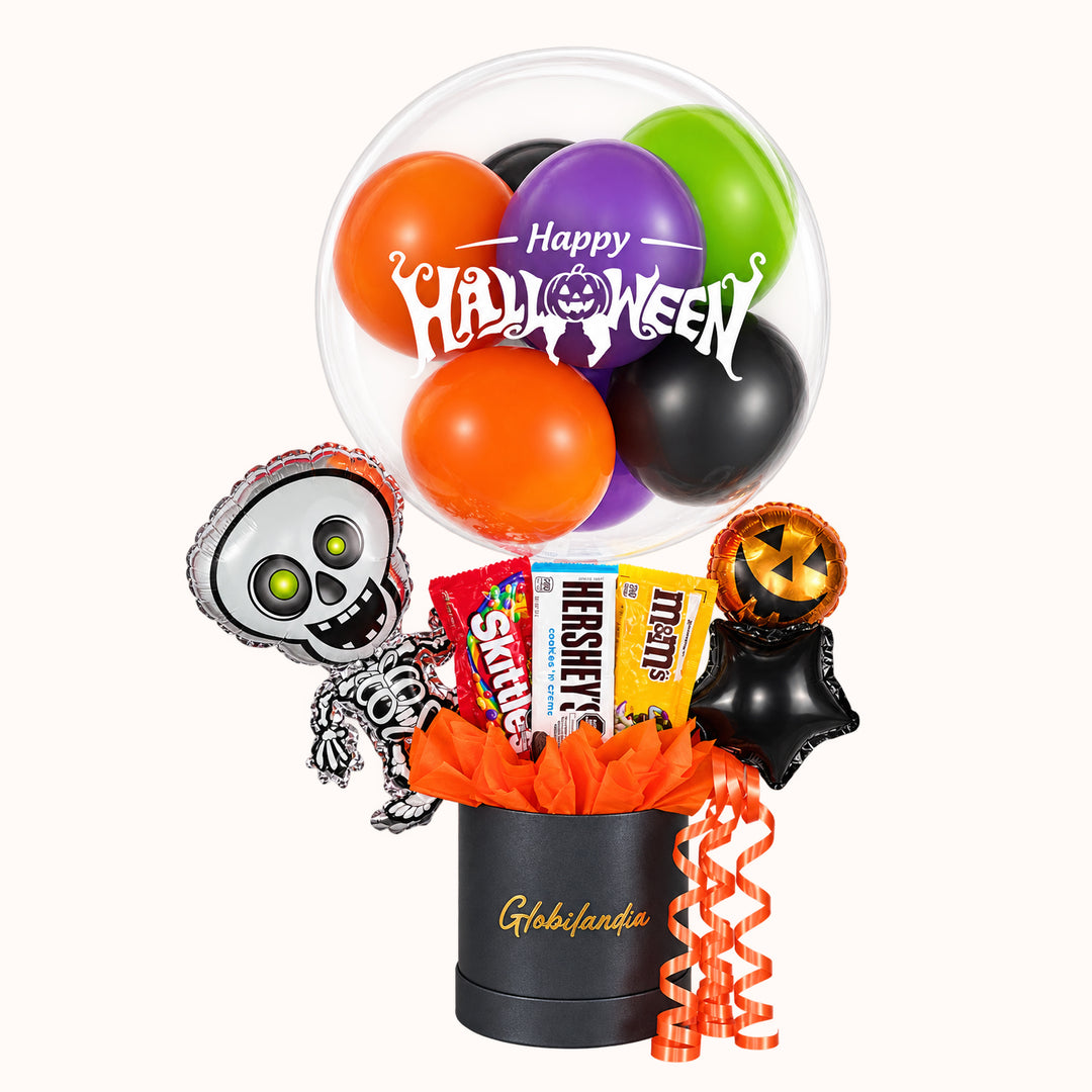 Arreglo de Halloween con 1 globo burbuja transparente Happy Halloween y 7 globos de látex en su interior, 1 globo metálico de esqueleto, 1 globo estrella pequeño, 1 globo circular pequeño metálico, 3 chocolates y una caja satinada. Ideal para regalar en Halloween, sorprender en fiestas temáticos o decorar eventos.  