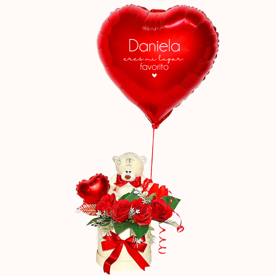 Hermoso Gift Box con base delicadamente decorada, que incluye un tierno osito, rosas y un globo. Además, incorpora 1 globo metálico en forma de corazón, inflado con helio y personalizado. Un detalle ideal para regalar en el Día del Amor y sorprender a esa persona especial.