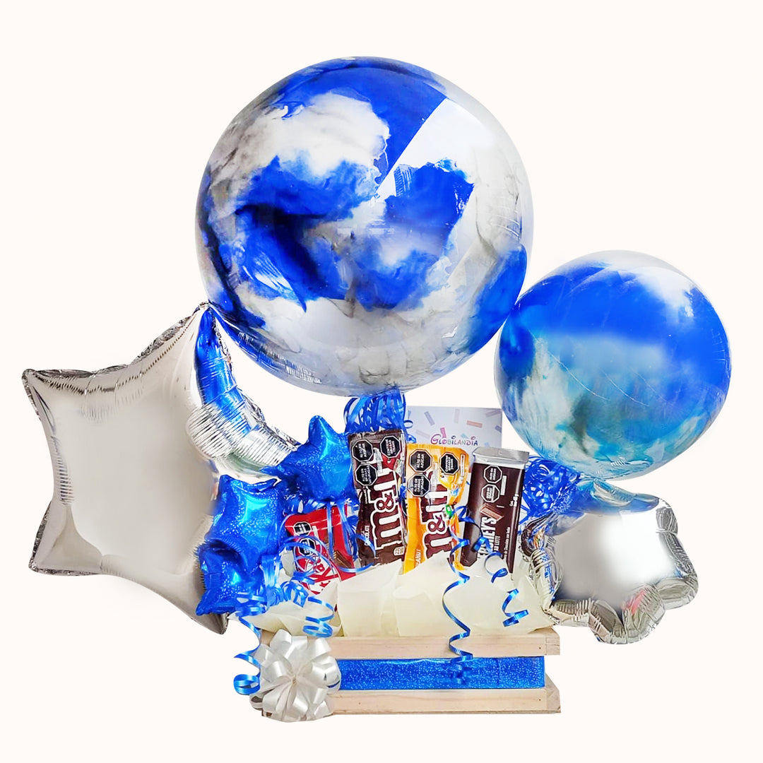 Caja de regalo de pino mediana con globos burbuja pintados y personalizados en 2 colores, globo burbuja mediano, globos estrella, globitos decorativos pequeños y chocolates importados.