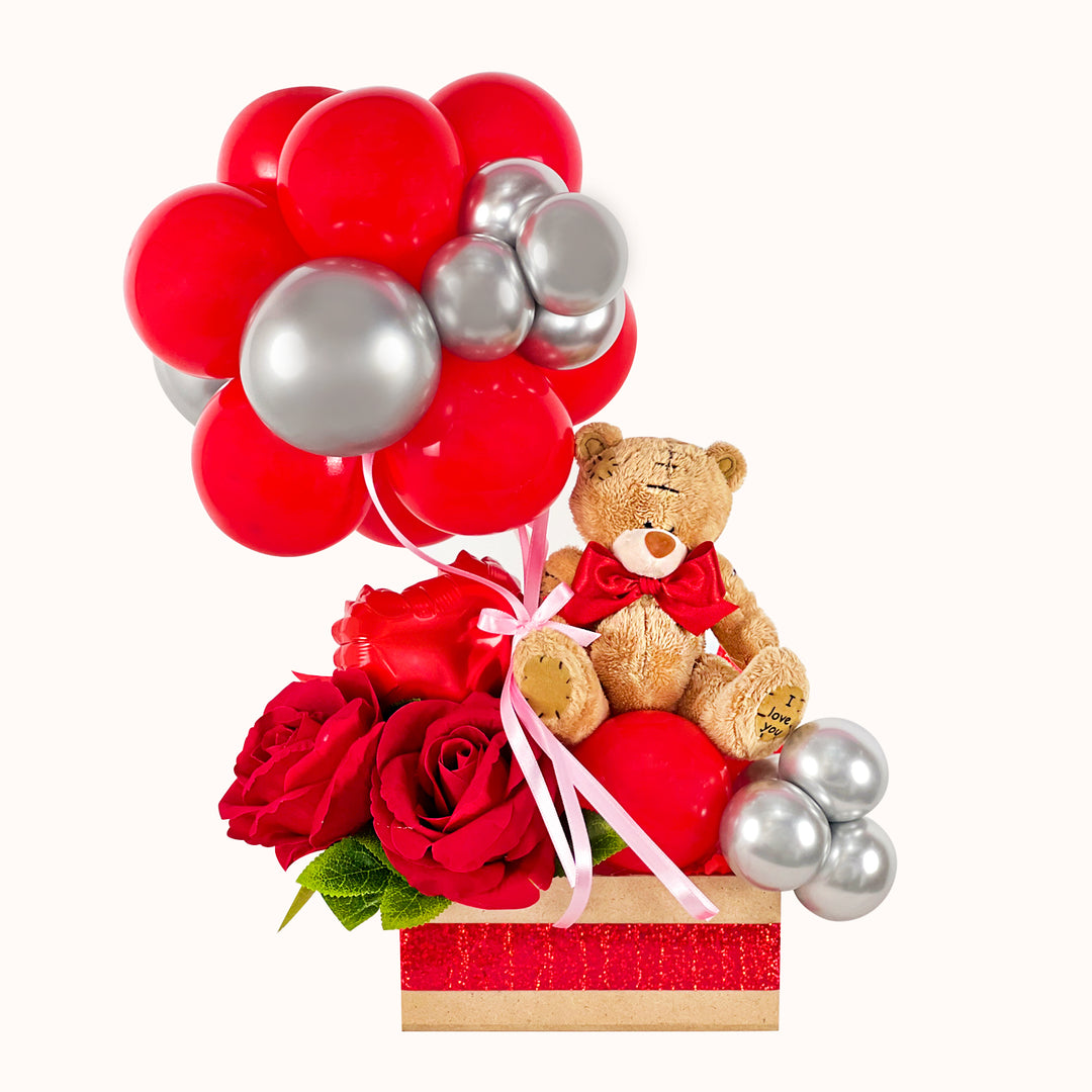 Gift box, regalo romántico con oso de peluche chico, 2 rosas rojas decorativas y mini globo aerostático de globitos látex para regalar en San Valentín o aniversario.