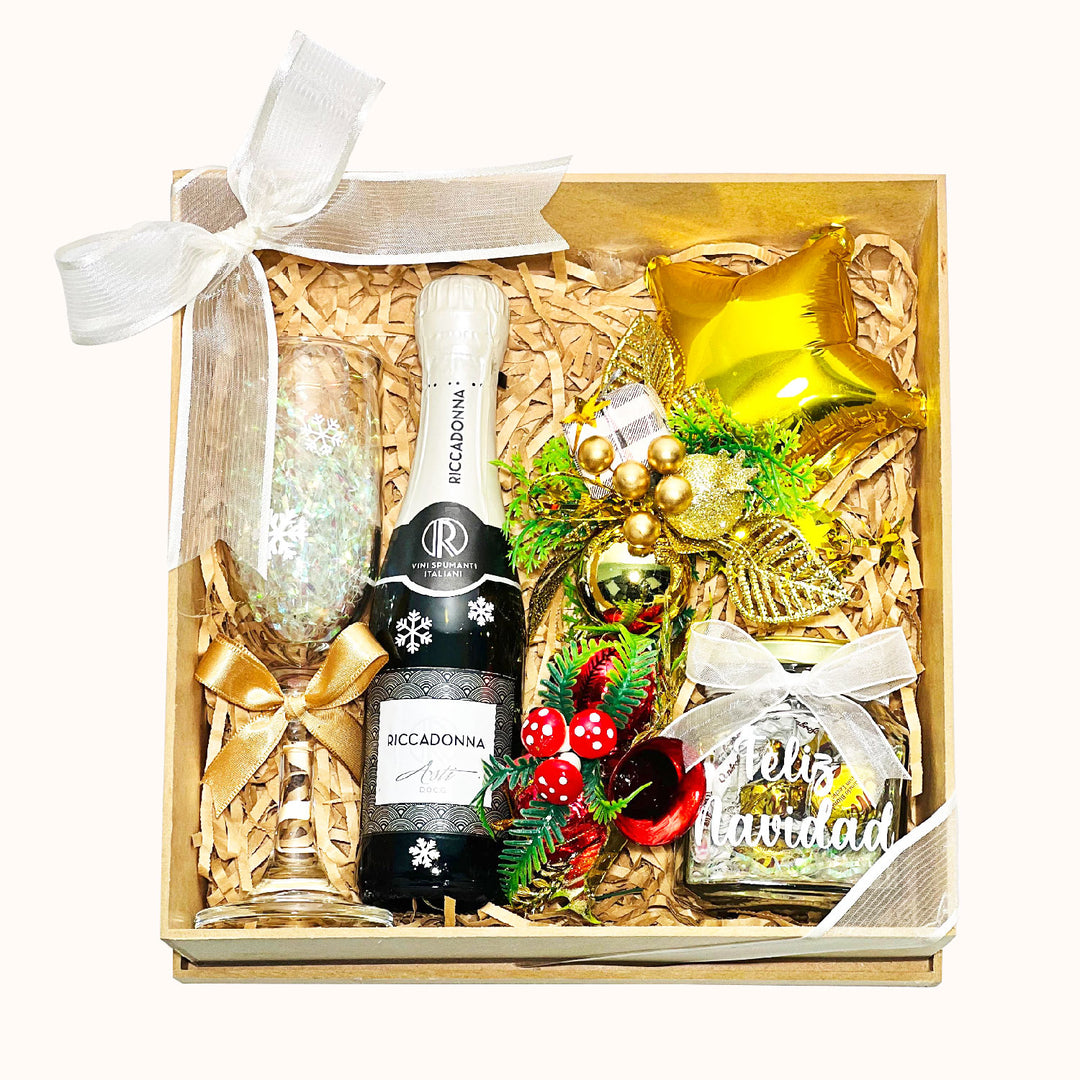 Gift box navideño con Ricadonna Asti de 200 ml, pomo con chocolates o caramelos, una copa y dos adornos navideños. Ideal como regalo de Navidad para clientes y colaboradores. Personalizable con tu logo y Merry Christmas.