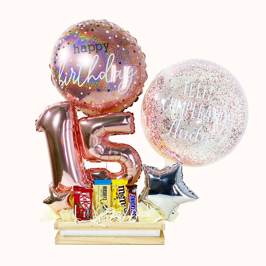 Caja de regalo decorada con globo metálico Happy Birthday, globo burbuja con confeti personalizado, 2 globos numéricos y 4 chocolates importados. Ideal para celebrar cumpleaños.