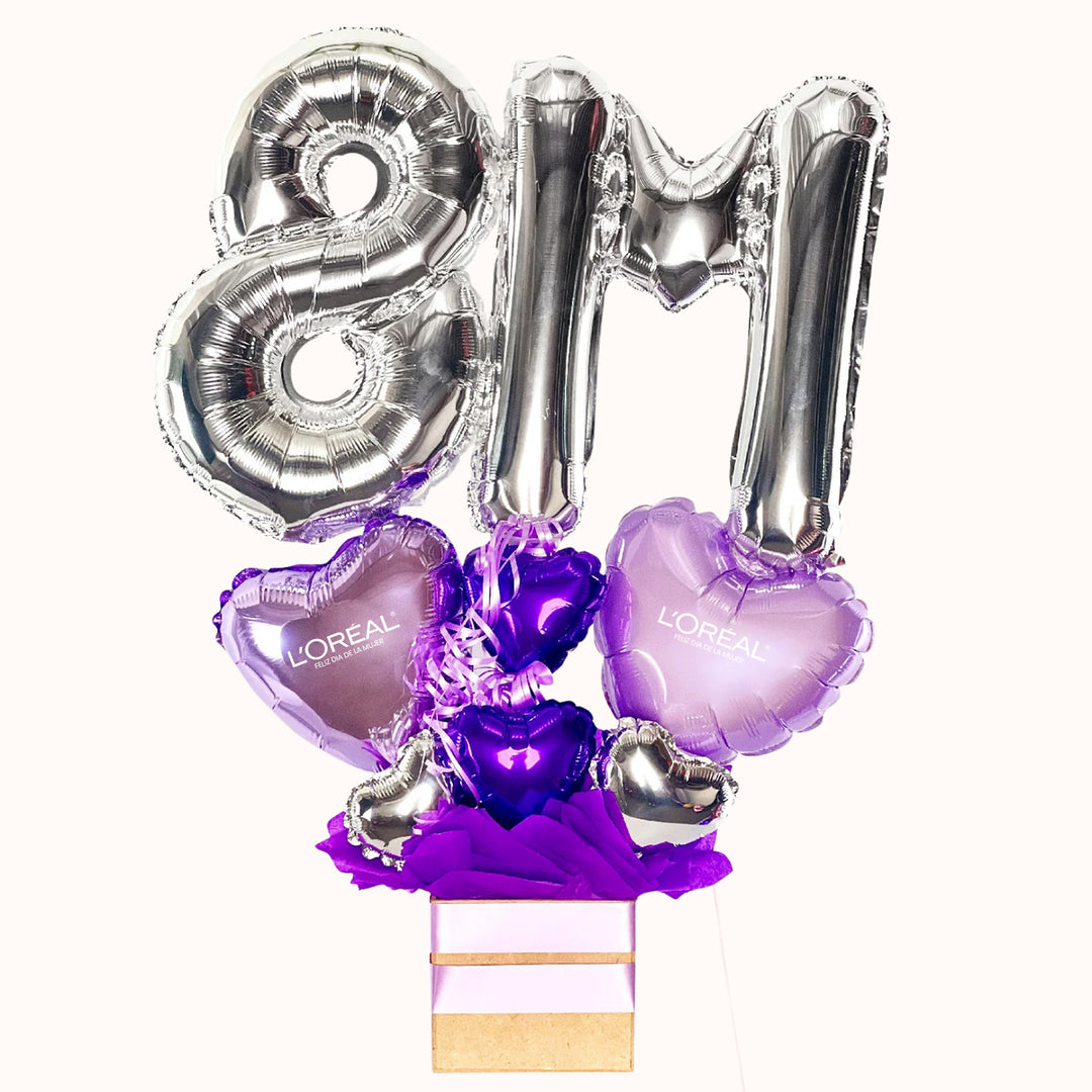 Gift box corporativo para la campaña del Día de la Mujer que incluye globos de número y letra 8M, globitos decorativos, globos de corazón personalizados con logo y caja de trupan, ideal para obsequios empresariales y detalles de marca.