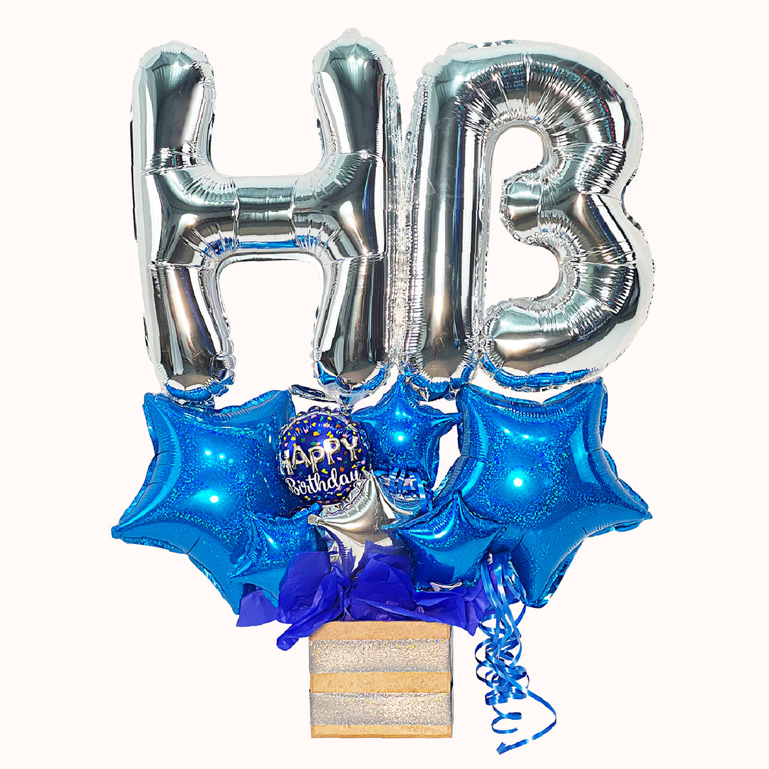 Gift box Happy Birthday  que incluye: 2 globos de letras “HB” pequeñas, varios globos estrella y globitos decorativos pequeños. Un detalle alegre y especial para celebrar cumpleaños.