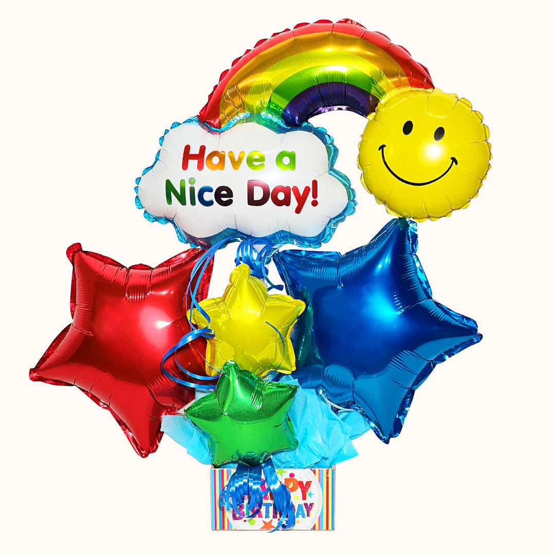 Gift box arcoíris pequeño que incluye 1 globo metálico de carita feliz, globos decorativos en forma de estrella y corazón, y caja pequeña de trupan.