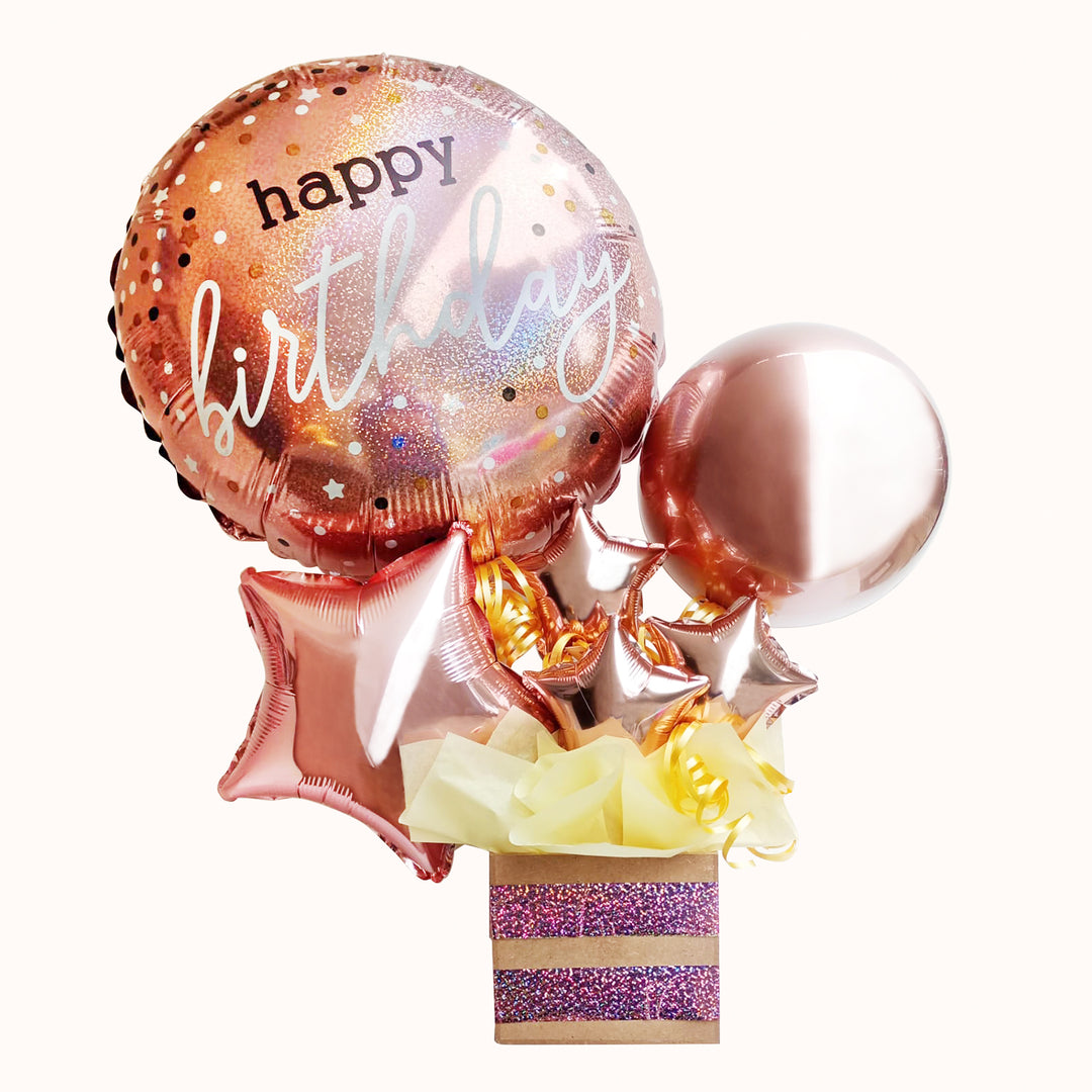Caja regalo decorado  con 1 globo metálico “Happy Birthday”, 1 globo estrella y globitos decorativos pequeños. Ideal para obsequiar en cumpleaños.