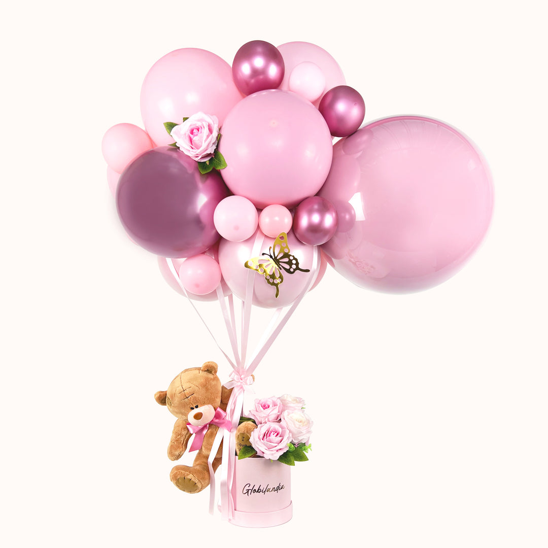 Gift box regalo que incluye osito de peluche, rosas rosadas, un globo aerostático decorado con rosas y flores con detalles de mariposa. Un detalle para enamorar en San Valentín o en una ocasión especial como celebrar un cumpleaños.