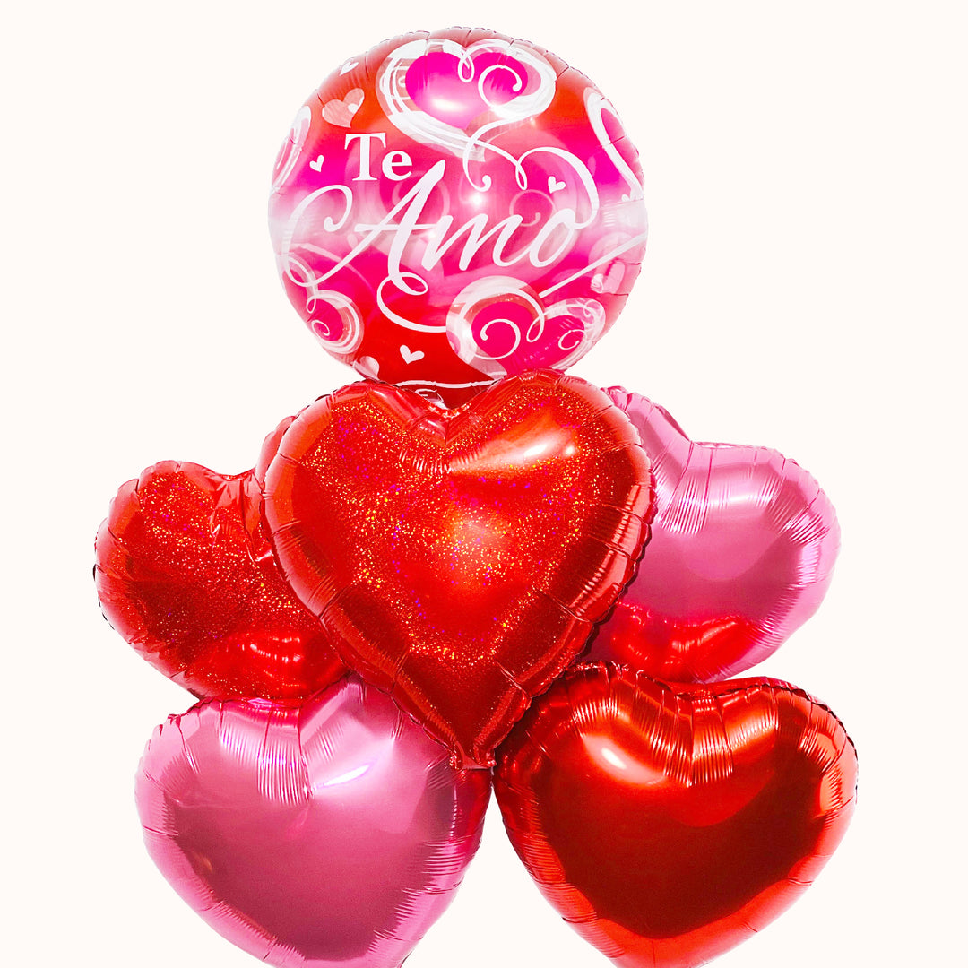 Bouquet de globo burbuja transparente 'Te amo', acompañado de 5 globos en forma de corazón rojo y rosado, inflados con helio. Detalle para regalo de San Valentín o cualquier ocasión especial. Globos con mensaje romantico.