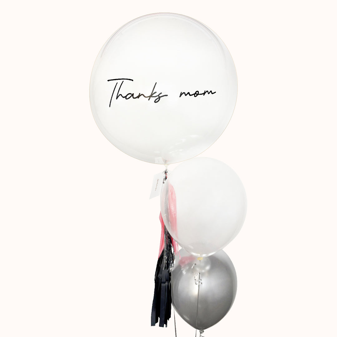 Bouquet para el Día de la Madre con 1 globo burbuja con globo interno personalizado y 2 globos de látex. Ideal para regalar a mamá en su día.