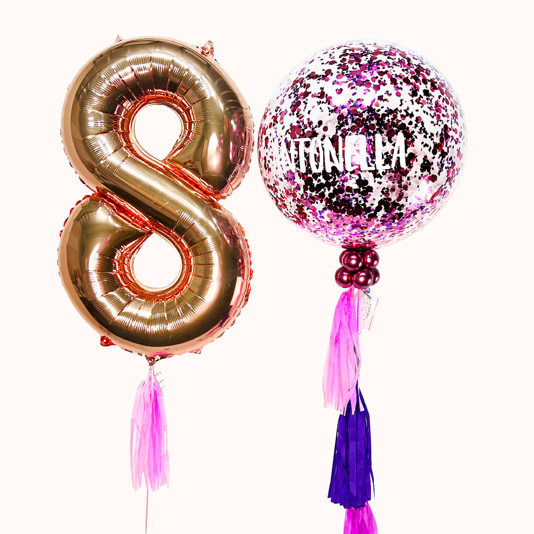 Globo burbuja con escarcha personalizada, acompañado de un globo número de gran tamaño. Ambos inflados con helio. Especial para celebrar cumpleaños y aniversarios.