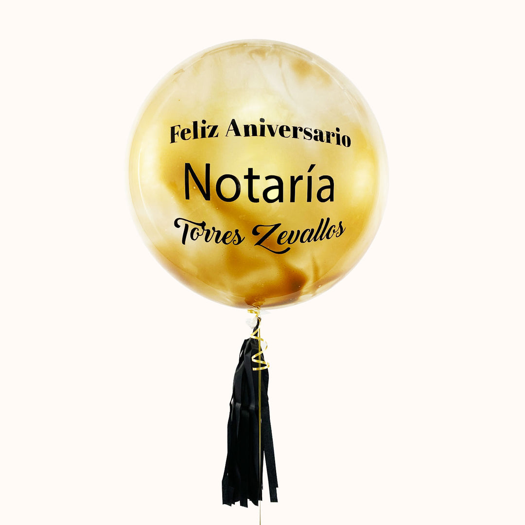 Globo burbuja personalizado, pintado en color dorado y decorado con flequillo de papel seda en color negro. Ideal para cumpleaños y aniversarios.