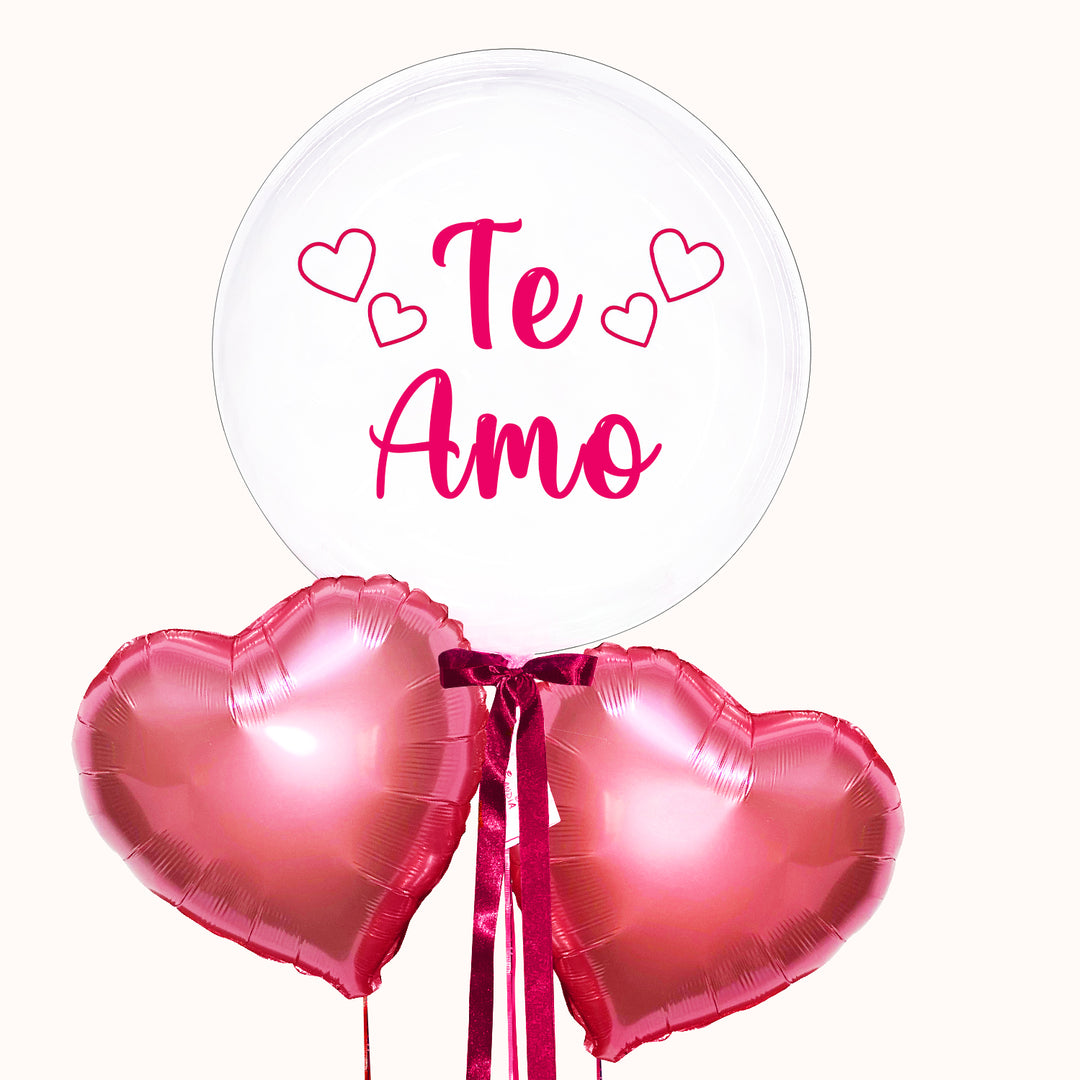 Bouquet de globo burbuja y 2 globos corazón metálico inflados con helio con cintas decorativas para San Valentín y aniversarios. Expresa tu amor con globos personalizados.